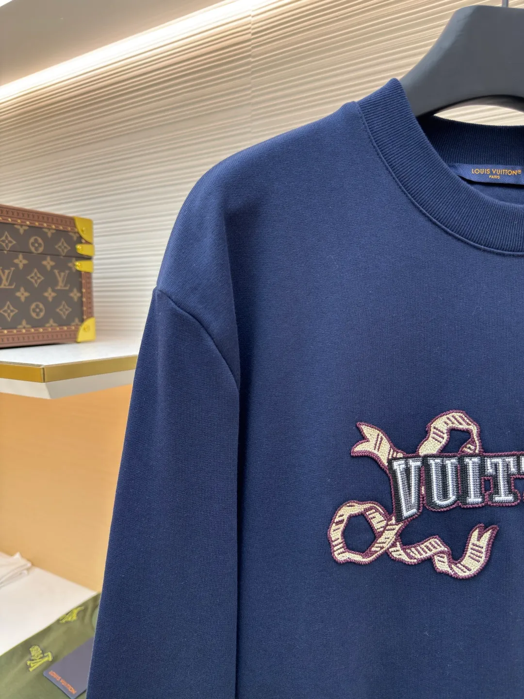 LOUISVUITTON pearlescent yarn Zhangzi sweatshirt ●Original version: purchased and developed for 10800 ●Item number: 1680727-A85 ●Fabric: double-ply large terry bottom sweatshirt fabric ●Technology: knitting ●Version: fitted version ●Weight: about 590 grams ●Size: XS-S-M-L ●Description: The fabric is made of cotton 32s double-ply large terry bottom sweatshirt fabric, matched with 26s double yarn 1*1 horizontal machine weaving thread, the front chapter is embroidered with a domestic high-speed embroidery machine, and the mesh bottom is padded with three layers of hot water sol material on top. Gold and silver thread + mercerized thread, the outer ring of the chapter adopts the Great Wall stitch method, and the inner part adopts the sun stitch method. The number of embroidery needles in the entire chapter reaches 150,000. The dense stacking of stitches is used to create a three-dimensional effect. The back panel is embroidered with three-dimensional flat embroidery with mercerized thread. The overall wiring is straight and delicate, the fabric is comfortable and soft, and the color is consistent without color difference. It can be matched with the same style to create a fashionable look and control various occasions. Customized accessories, complete with three standards, same style for men and women!
